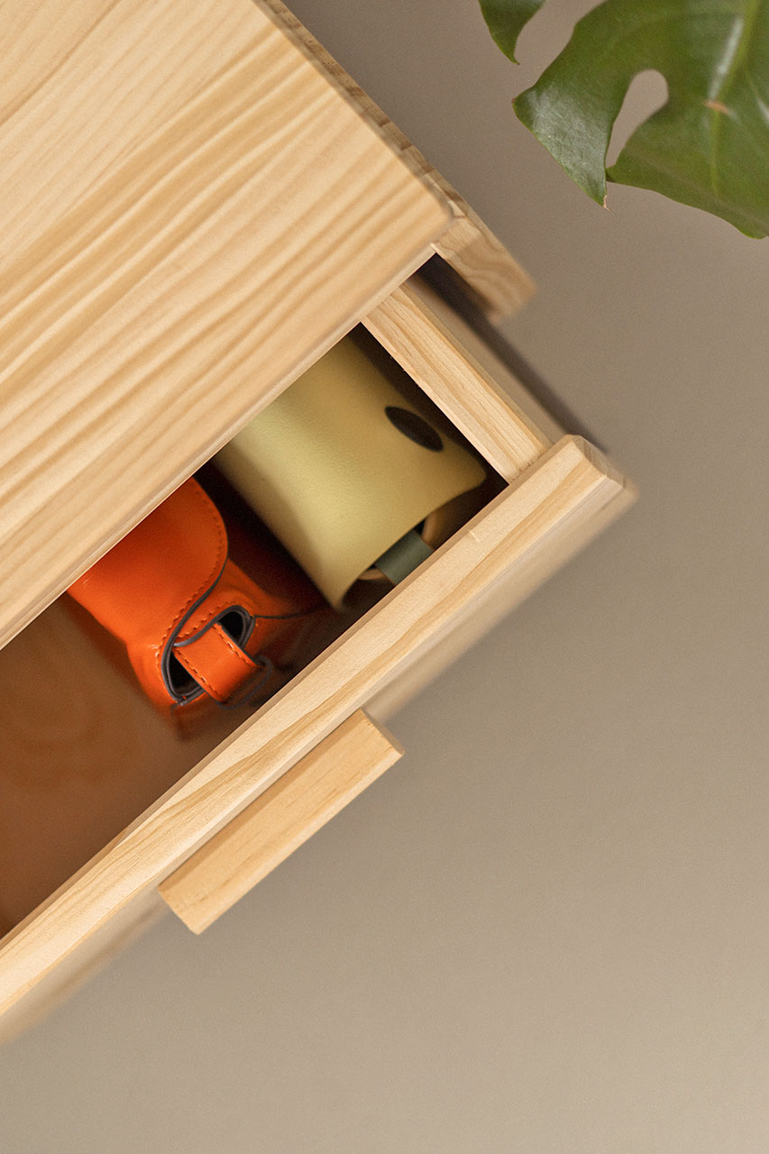 Imagen de ambiente 5 para:Mesita de madera con caj&oacute;n